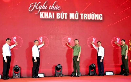 Các đại biểu thực hiện nghi thức Khai bút mở trường.