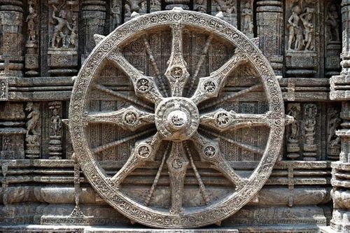Pháp luân tám nan, biểu tượng của Bát Thánh đạo. Đền Mặt Trời Konark, Odisha (Orissa), Ấn Độ, khoảng năm 1200 CN. | Flickr, Creative Commons.