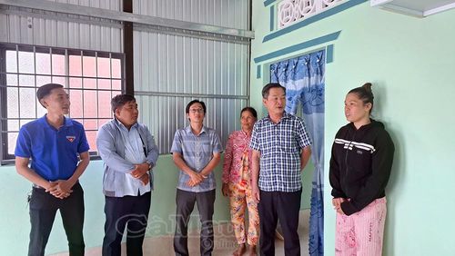  Ông Nguyễn Văn Khởi thăm hỏi, chúc mừng gia đình bà Thạch Thị Lành (hộ nghèo, ấp Vĩnh Thạnh, xã Vĩnh Hậu) có căn nhà mới khang trang. Đồng thời động viên gia đình cố gắng lao động, phát triển kinh tế, vươn lên thoát nghèo.