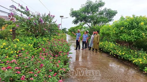  Ông Nguyễn Văn Khởi kiểm tra, khảo sát tuyến đường hoa kiểu mẫu tại Ấp 12, xã Vĩnh Hậu.