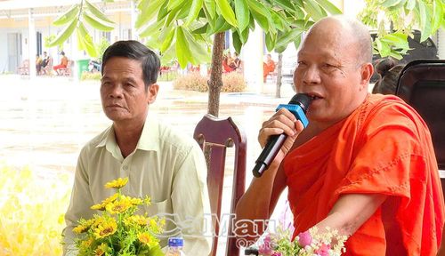  Hòa thượng Dương Quân, Trụ trì chùa Xiêm Cán, phát biểu tại lễ tổng kết lớp dạy chữ Khmer hè.
