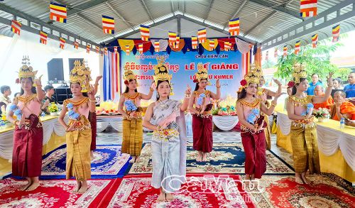 Tiết mục múa Áp-sa-ra tạo không khí vui tươi tại lễ tổng kết lớp dạy chữ Khmer hè.