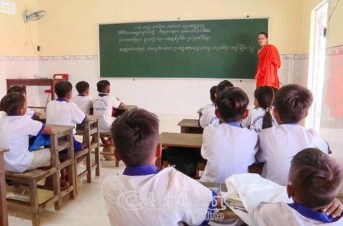 Học sinh chăm chú học chữ Khmer tại chùa Xiêm Cán trong dịp hè.