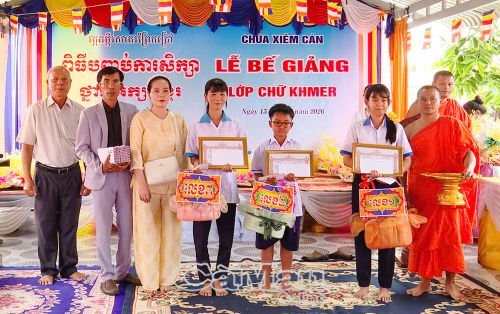 Các em học sinh lớp 2 có thành tích xuất sắc trong toàn khoá học được khen thưởng.