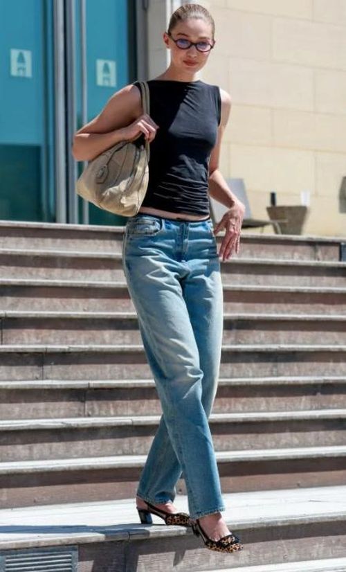Quần jeans là món đồ quen thuộc trong phong cách đời thường của Gigi Hadid. (Ảnh: GettyImages)