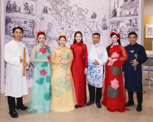 Chi Pu giao lưu và giới thiệu văn hóa Việt tại Manila. (Ảnh: FBNV)