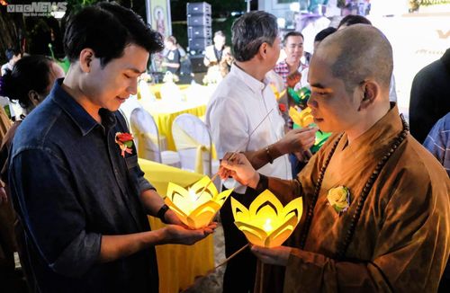 Nhiều Phật tử đến chùa dịp lễ Vu lan để cầu sức khỏe, bình an cho gia đình. (Ảnh: Ngô Nhung)