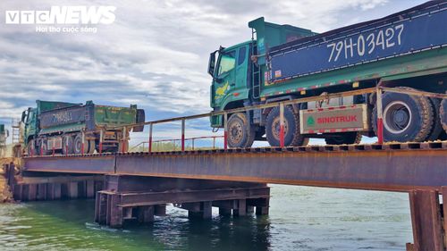 Ngoài ra, áp lực nền đường vận chuyển cũng là một vấn đề khi các tuyến đường phải gánh gần 200 đầu xe tải hạng nặng của các nhà thầu cao tốc và khu tái định cư di chuyển liên tục ngày đêm.