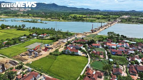 Theo ông Hoàng Kim Định, Chỉ huy trưởng gói thầu XL.02 (nhà thầu Tập đoàn Phúc Lộc), ngoài những khó khăn trên, việc thi công “3 ca 4 kíp” cũng gây ảnh hưởng không nhỏ đến sinh hoạt của các khu dân cư. Nhà thầu liên tục phải linh hoạt điều chỉnh khung giờ thi công cho hợp lý.
