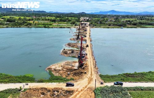 Tại Gói thầu XL.02 (Km12+000 - Km22+000, trị giá hơn 2.000 tỷ đồng), nhà thầu Phúc Lộc cùng các đơn vị thầu phụ đang triển khai 21 mũi thi công.