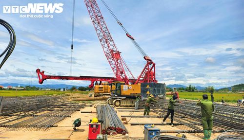 Mệnh lệnh “3 ca 4 kíp” được chỉ đạo đến từng mũi thi công, biến 22km chiều dài cao tốc thành một đại công trường xuyên ngày, xuyên đêm.