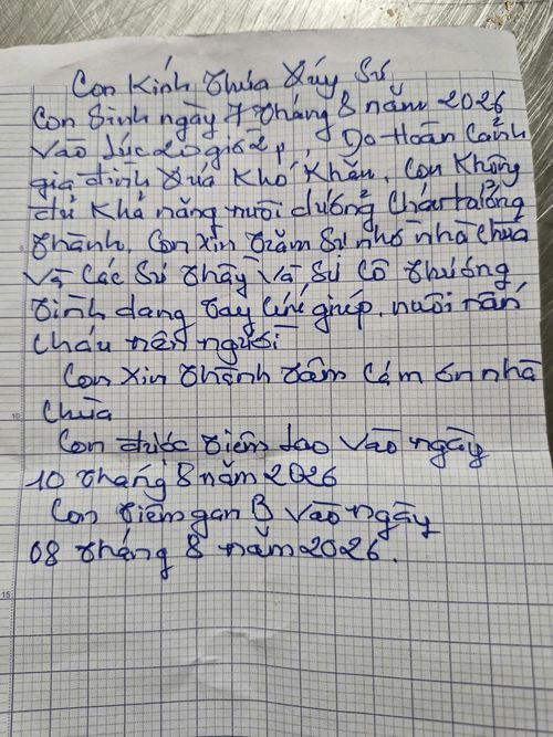 Bức thư viết tay tiết hộ ngày sinh của cháu bé và nêu hoàn cảnh khó khăn không thể nuôi dưỡng