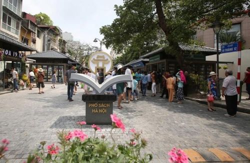 Chợ Âm Phủ Hà Nội đã trở thành phố sách. (Ảnh: HNĐ)
