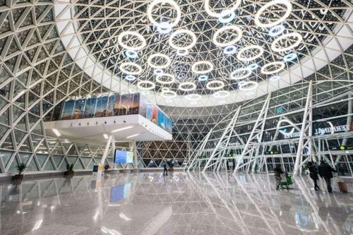 Nhà ga kết hợp hài hòa giữa những bức tường kính hiện đại với các yếu tố thiết kế truyền thống của Maroc như gạch men zellij, họa tiết hình học và thạch cao chạm khắc. (Ảnh: Roaming Camels Morocco)