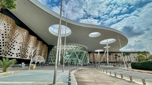 Hiếm có sân bay nào phản ánh di sản kiến ​​trúc của đất nước đẹp như sân bay Marrakesh Menara (Maroc). Mặt tiền đồ sộ với cấu trúc dạng lưới lọc ánh sáng mặt trời tạo bóng đổ phức tạp trên sàn nhà ga. (Ảnh: Epic Travel)