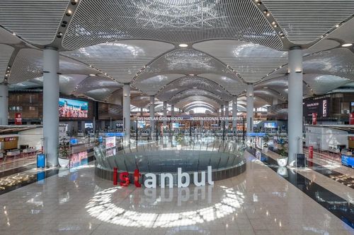 Trần nhà cao vút và các mái vòm tái hiện những đường cong mềm mại của sóng nước Bosphorus. Trong khi đó, các chi tiết trang trí gợi nhắc nghệ thuật và văn hóa truyền thống thời kỳ Đế chế Ottoman. (Ảnh: iGA)