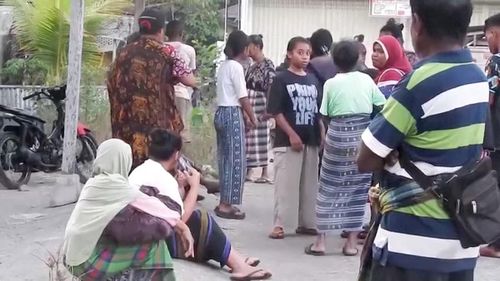 Cơ quan Giảm nhẹ Thiên tai Quốc gia Indonesia (BNPB) cho biết khoảng 2.000 người dân tại Nagekeo, khu vực thuộc tỉnh nằm gần tâm chấn nhất, đã sơ tán. Nhiều ngôi nhà, nhà kho và cơ sở của chính quyền được báo cáo bị hư hại. (Ảnh: Reuters)