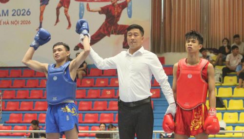 Trọng tài Trần Văn Cường từ Đồng Nai ra Hà Nội điều hành tại giải đấu. Ảnh: Việt Đức