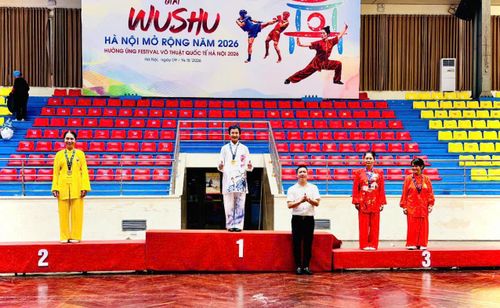 Bà Phạm Thị Miền (thứ hai từ phải sang) của đoàn Sơn La nhận giải. Ảnh: Wushu Sơn La