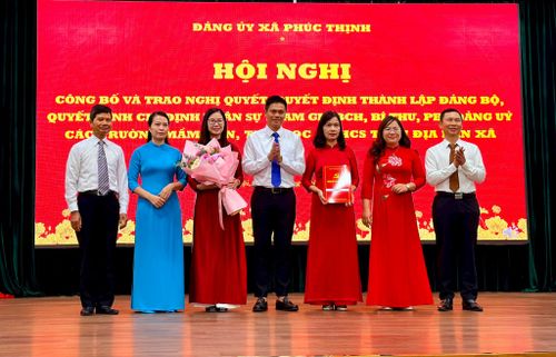 Xã Phúc Thịnh trao quyết định chỉ định tham gia Ban Chấp hành Đảng bộ, Bí thư, Phó Bí thư Đảng ủy các trường. Ảnh: Thanh Hà
