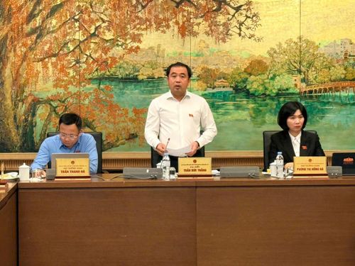 Ủy viên Bộ Chính trị, Bí thư Thành ủy, Trưởng Đoàn đại biểu Quốc hội thành phố Hà Nội Trần Đức Thắng điều hành phiên thảo luận tại tổ. Ảnh: media.quochoi.vn