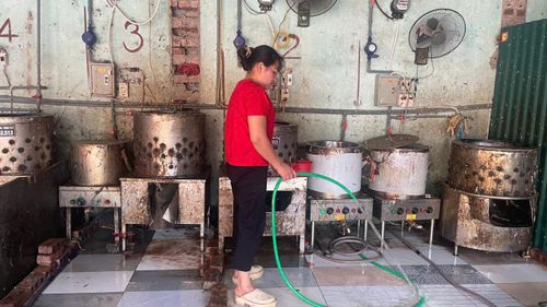 Tại 5 chợ trên địa bàn, xã Bát Tràng bố trí mỗi chợ có 1 điểm giết mổ gia cầm để phục vụ người tiêu dùng và khu vực này được giữ gìn vệ sinh sạch sẽ. Ảnh: Phương Hoa