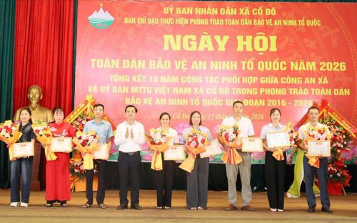 Các tập thể, cá nhân xuất sắc được khen thưởng. Ảnh: Hồng Đạt