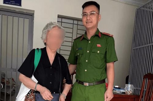Bà N.T.N đã được Công an phường Bạch Mai đã kịp thời hỗ trợ. Ảnh: Công an thành phố Hà Nội