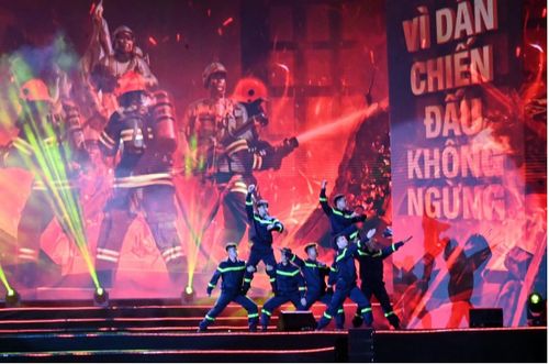 Một màn tái hiện Cảnh sát Phòng cháy, chữa cháy và Cứu nạn, cứu hộ, Công an thành phố Hà Nội chiến đấu với giặc lửa. Ảnh: Công an thành phố Hà Nội
