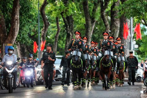 Lực lượng kỵ binh đã xuất hiện tại khu vực hồ Hoàn Kiếm thu hút sự quan tâm của nhân dân. Ảnh: TTXVN