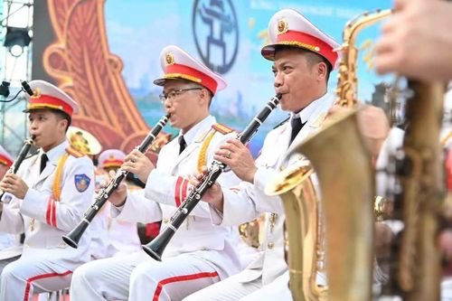 Bên lề chương trình nghệ thuật chính luận "81 mùa bình yên" do Công an TP Hà Nội tổ chức, đội nghi lễ CAND đã mang đến một buổi biểu diễn, giao lưu đầy cảm xúc. Ảnh: Công an thành phố Hà Nội