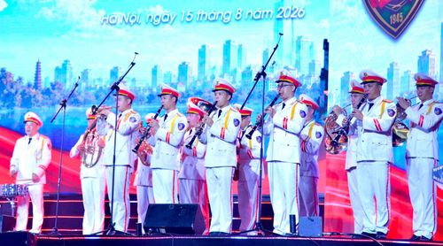 Dàn quân nhạc mở màn chương trình. Ảnh: Viết Thành