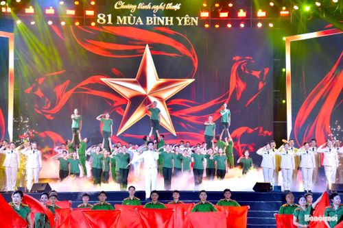 Hình ảnh chiến sĩ Công an Thủ đô hiện lên hào hùng. Ảnh: Viết Thành