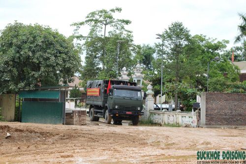 Cán bộ, chiến sĩ Trung đoàn 335 có mặt tại công trường xây dựng Trường phổ thông nội trú liên cấp Tiểu học và THCS Anh Sơn để hỗ trợ nhà thầu. (Ảnh: Song Hoàng)