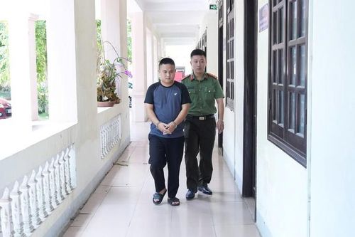 Lực lượng Công an dẫn giải đối tượng Vi Văn Đông. ẢNH: C.A