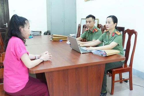 Công an lấy lời khai đối tượng Vũ Thị Hà, ẢNH: C.A