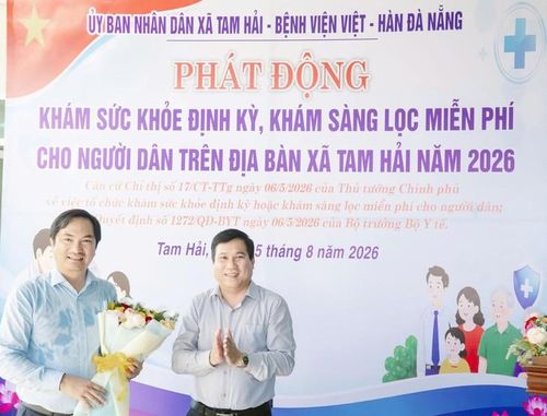 Lãnh đạo xã Tam Hải, TP Đà Nẵng tặng hoa cảm ơn TS Phan Tấn Quang, Phó giám đốc BV Việt Hàn Đà Nẵng. Ảnh: Duy Huân.