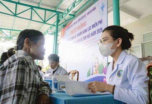 Bệnh viện Việt - Hàn Đà Nẵng tổ chức khám cho 4.146 người thuộc các nhóm ưu tiên trên địa bàn xã Tam Hải. Ảnh: Duy Huân.