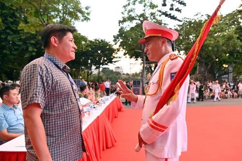 NSƯT Trường Bắc, Phó Giám đốc Nhà hát Ca múa nhạc Quốc gia Việt Nam, tổng đạo diễn trao đổi với chỉ huy đội kèn - Đội nghi lễ CATP Hà Nội để làm sao trình diễn phục vụ nhân dân tốt nhất