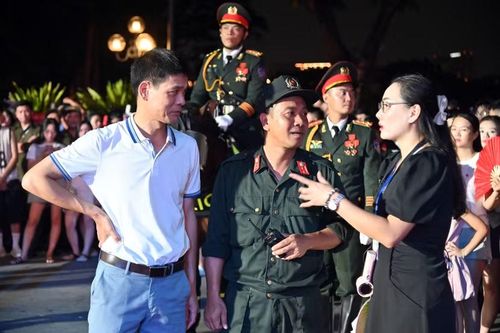 Tối 15-8, các đơn vị vẫn trao đổi từng phần việc nhỏ trước giờ diễn chính thức