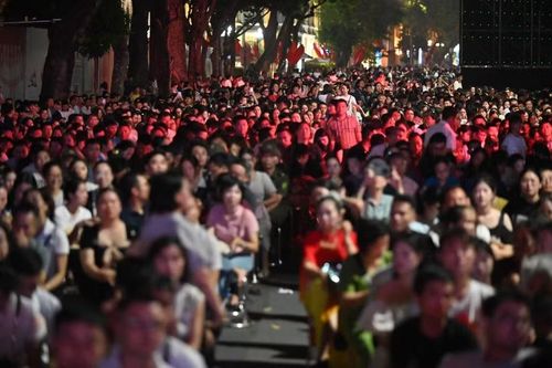 Hàng nghìn người dân đã trải qua một đêm hồ Gươm đầy cảm xúc