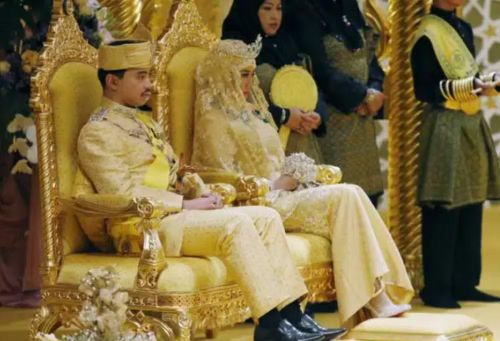 Hoàng tử Abdul Malik là con trai của Quốc vương Bolkiah và Hoàng hậu Saleha. Bà Adawiyyah là con thứ 10 trong gia đình, có cha là nhân viên cơ quan cứu hỏa và mẹ là giảng viên tôn giáo.