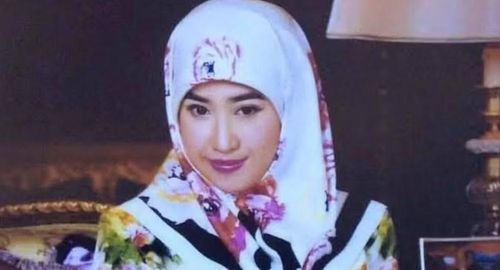 Trong ngày cưới, bà Adawiyyah mặc trang phục dát vàng, đính kim cương và ngọc lục bảo, đồng thời đội vương miện nạm đá quý.