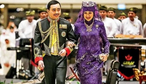 Tại tiệc tối, cô dâu thay trang phục màu tím và đeo bộ trang sức gồm kim cương và ruby.