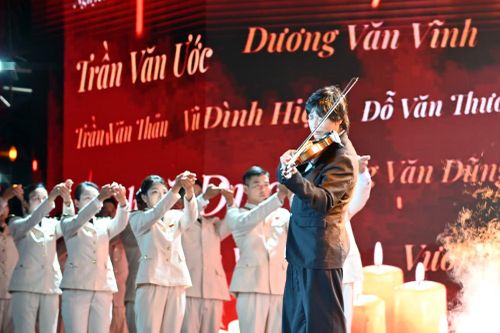 Tiếng vĩ cầm vang lên giữa hàng chục ngọn nến, phía sau là tên các liệt sĩ Công an Thủ đô lần lượt hiện lên trên màn hình, khép lại phần tưởng niệm đầy xúc động.