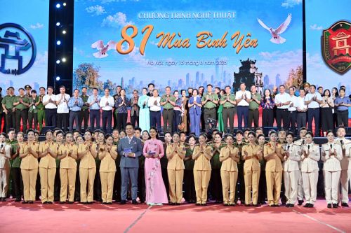 Các đồng chí lãnh đạo, nghệ sĩ, diễn viên và cán bộ chiến sĩ tham gia chương trình cùng chụp ảnh lưu niệm trên sân khấu, khép lại "81 mùa bình yên".