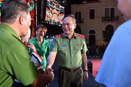 Lãnh đạo các đơn vị chúc mừng Giám đốc CATP