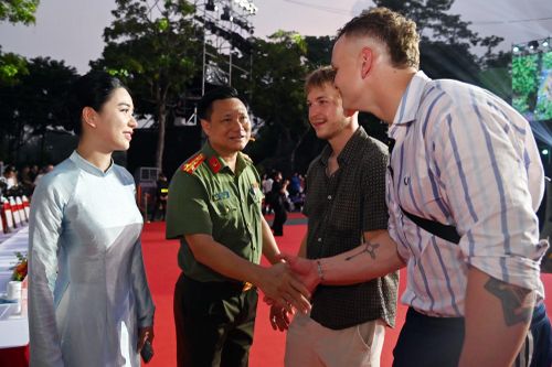 2 du khách quốc tế tìm gặp ban tổ chức chỉ để chia sẻ rằng họ rất ấn tượng với chương trình của CATP và họ rất yêu quý con người, sự bình yên của Thủ đô