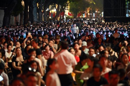 Gần đến giờ chương trình diễn ra phố Đinh Tiên Hoàng đã đông kín người. CATP Hà Nội đã bố trí đầy đủ ghế ngồi, màn hình để phục vụ người dân ngồi xa cũng có thể theo dõi được chương trình
