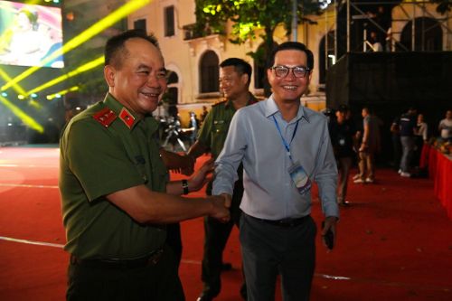Trung tướng Nguyễn Thanh Tùng, Giám đốc CATP bắt tay NSND Nguyễn Trung Hiếu, Giám đốc Nhà hát kịch Hà Nội sau khi đêm diễn thành công, ấn tượng